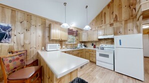 Fridge, microwave, oven, coffee/tea maker - Tranquil Valley Retreat by RedAwning (Sevierville)