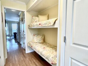 2 slaapkamers, een strijkplank/strijkijzer, gratis wifi, beddengoed