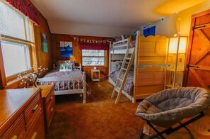 5 chambres, bureau, fer et planche à repasser, lit de bébé portatif
