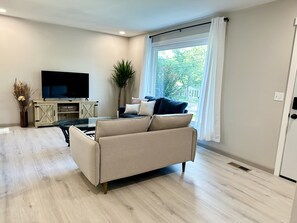 Living area - Modern Home In Nashville, 5 mi Airport, 7mi downtown Nashville (Nashville)