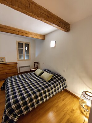 2 quartos, ferros/tábuas de passar roupa, berço de viagem