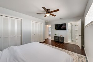 3 室のベッドルーム、デスク、アイロン / アイロン台、WiFi (無料)