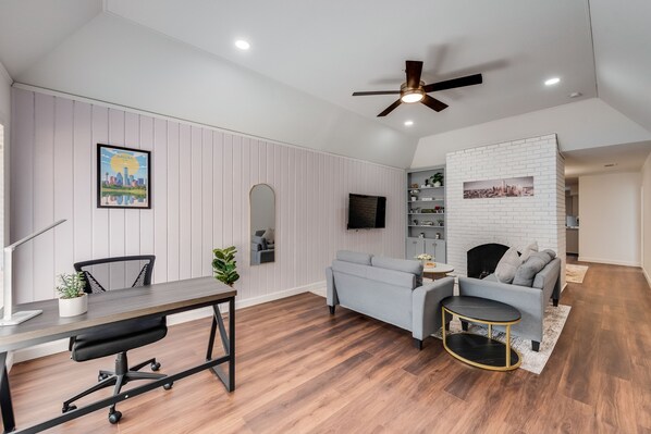 Smart TV, fireplace - 3 BDR • New Renovated Home • Smart Tech • Boutique-Style • Quiet Luxury Retreat (Dallas)