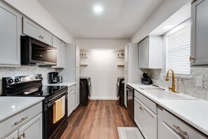 冷蔵庫、電子レンジ、オーブン、コンロ