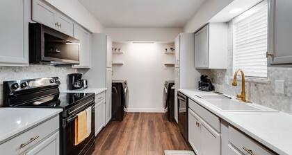 Fully Renovated House - Covered Parking - Fast Wi-Fi - Modern Tech