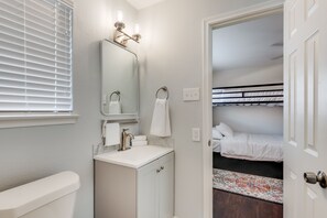 Shower, hair dryer, towels, soap - 3 BDR • New Renovated Home • Smart Tech • Boutique-Style • Quiet Luxury Retreat (Dallas)