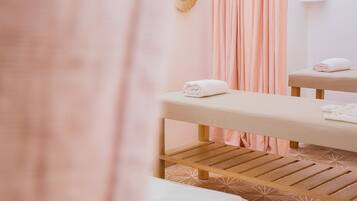Une salle de spa équipée d’une table de massage, d’un banc et d’une serviette posée sur le banc.
