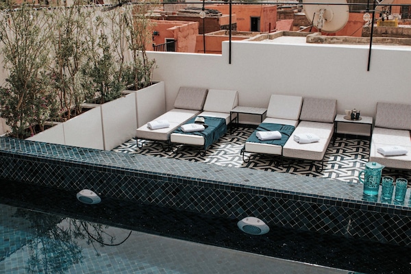 Una piscina al aire libre, sombrillas