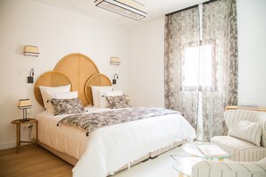 Sengetøy av topp kvalitet, senger med overmadrass og safe på rommet