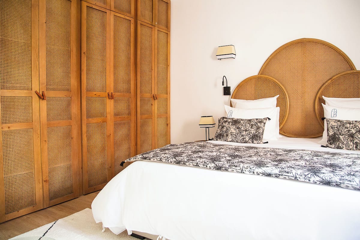 Un dormitorio con una cama grande, un armario y un cabecero redondo.