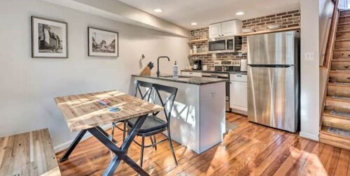 Downtown Fleet St home with garage parking EV Walk to USNA