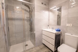 Douche, sèche-cheveux, serviettes fournies, savon