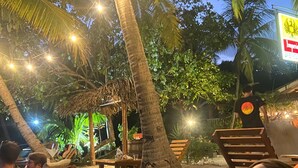 A beachside lounge area with wooden lounge chairs and a thatched-roof structure. - NEW! Stylish, Luxury Jungle Retreat with Saltwater Pool Samara Beach 5 mins (Sámara)