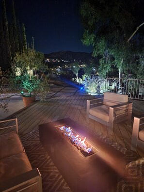 Terrace/patio - A view house (Los Angeles)