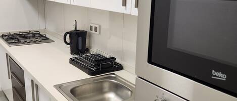 Microondas, horno, placa de cocina y lavavajillas