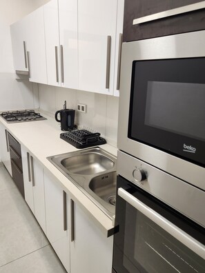 Microwave, oven, stovetop, dishwasher - Superb Urban Oasis in Almadies
 (Dakar)