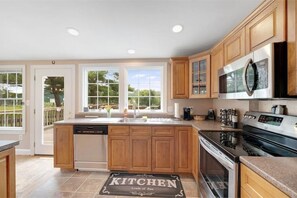 Kylskåp, mikrovågsugn, ugn och spishäll