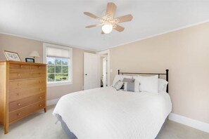 3 dormitoris, escriptori i planxa i posts de planxar 