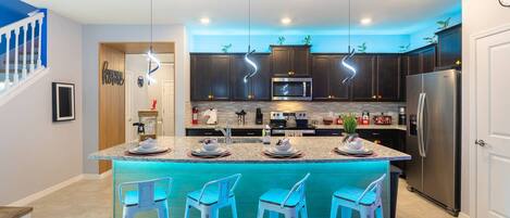 Refrigerador, microondas, horno, placa de cocina