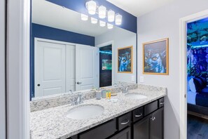 Combined shower/bathtub, hair dryer, towels