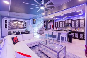 TV - Star Wars themed with pool and Game Room on Resort 238021 (Davenport)