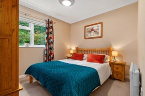 2 bedrooms, iron/ironing board, travel cot, free WiFi - St Helens Apartment 2 - Short Walk to Beach (Wisemans Bridge)