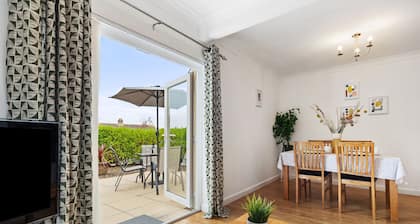 St Helens Apartment 2 - Short Walk to Beach