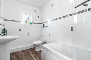 Combined shower/bathtub, hair dryer, towels - St Helens Apartment 1 - Short Walk to Beach (Wisemans Bridge)