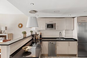 Frigorífico, microondas, horno y placa de cocina