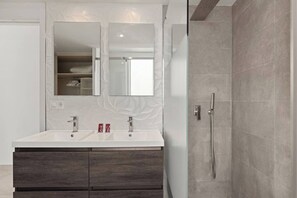 Dusche, Haartrockner, Bidet