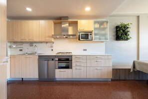 Kühlschrank, Mikrowelle, Ofen, Geschirrspüler