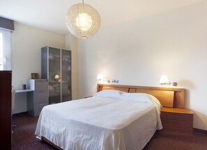 3 slaapkamers, een strijkplank/strijkijzer, gratis wifi, beddengoed