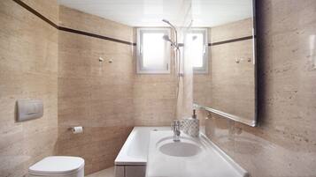 Een bad, een haardroger, handdoeken