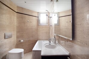 Een bad, een haardroger, handdoeken