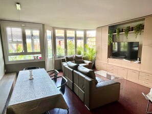 TV - Bright, large and central apartment in Barcelona (Barcelona)