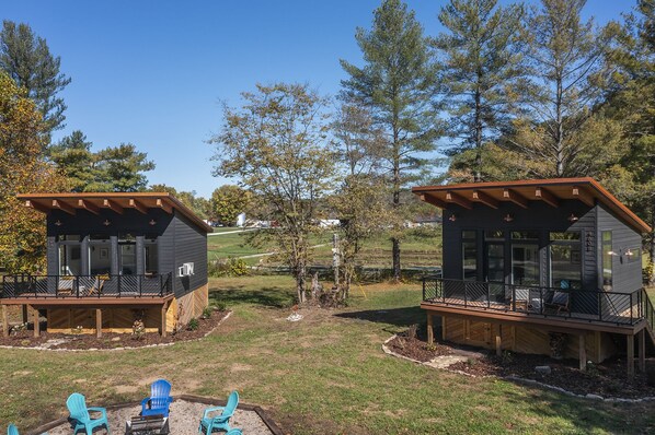 Deux cabines dotées de terrasses en bois et d’un espace salon extérieur.