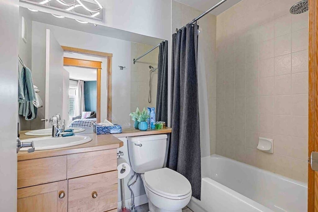 Un baño con inodoro, lavamanos y bañera.
