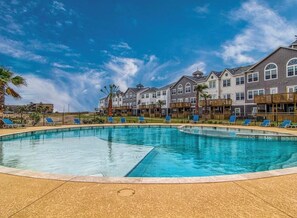 Outdoor pool, a heated pool - WinterTexans! HEATED POOL. 1 min walk 2 the beach! Sleeps 8 (Corpus Christi)
