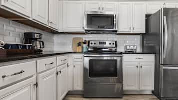 KĂŒhlschrank, Mikrowelle, Ofen, Herdplatte