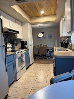 Fridge, microwave, oven, stovetop - Coastal Paradise with HEATED POOL (Port Charlotte)