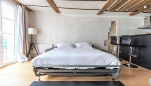 Room - HISTORIC CHARM MEETS MODERN COMFORT IN FABULOUS PARISIAN APARTMENT - RUE DE BUCI (Paris)