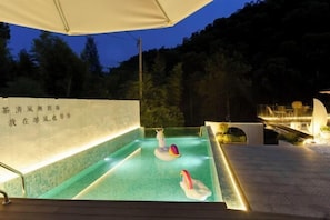 Una piscina con flotadores con forma de cisne y una cubierta superior.