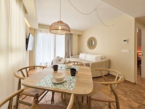 Dining - APARTAMENTOS LAS CIENCIAS R. WiFi + Parking + Aire Acondicionado (Valencia / València)