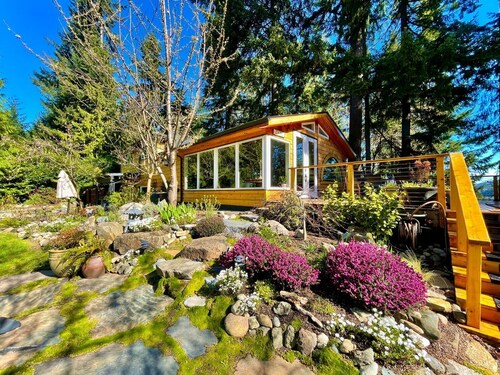 Peaceful Oasis In The Woods. 
Private deck and entrance. 