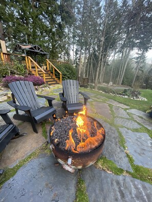Property grounds - Peaceful Oasis In The Woods. 
Private deck and entrance.  (Issaquah)