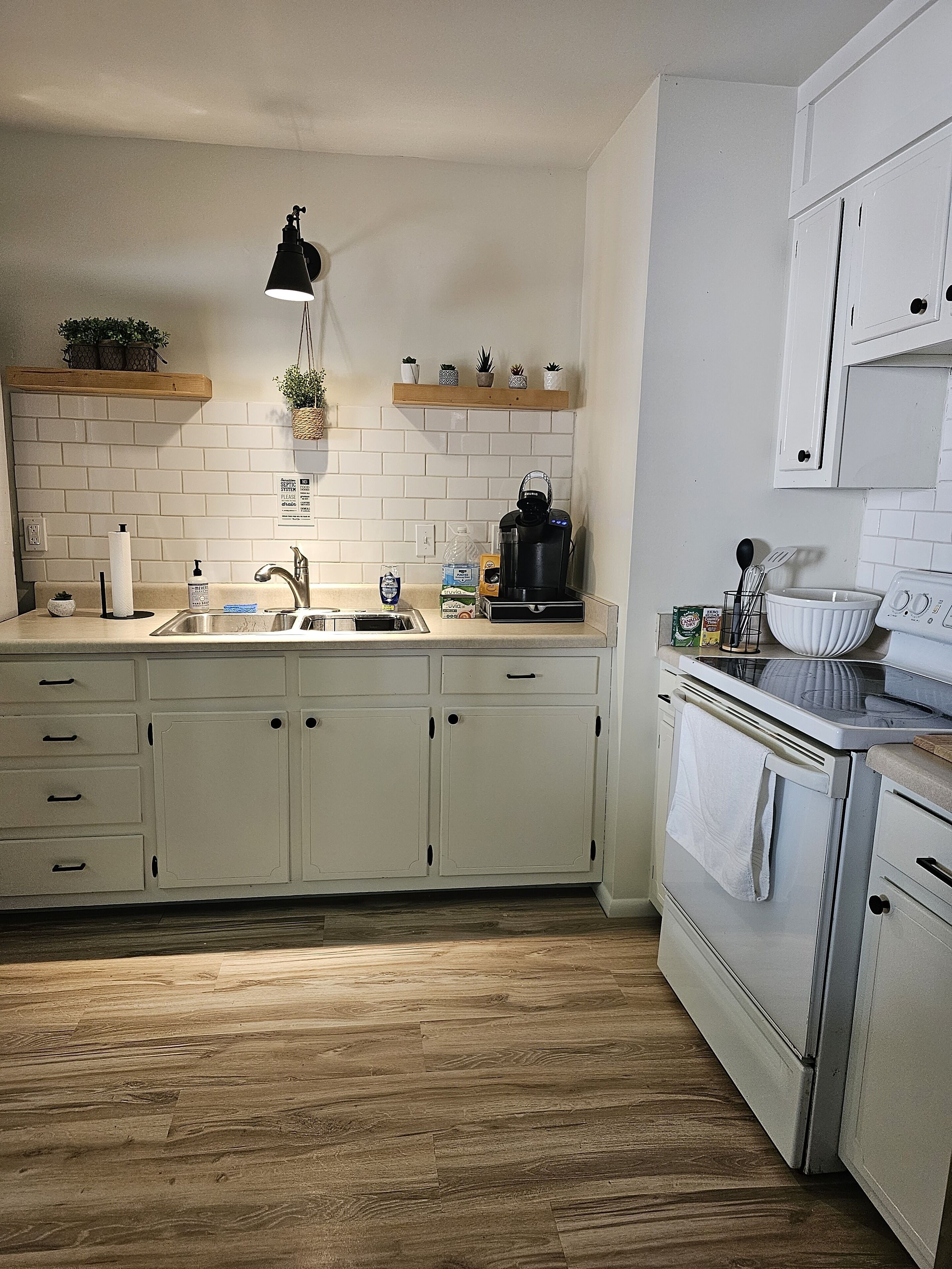 Réfrigérateur, four, plaque de cuisson, cafetière/bouilloire