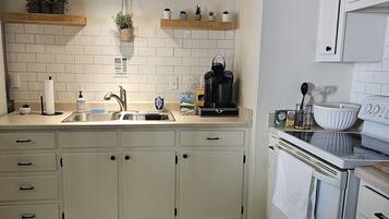 Réfrigérateur, four, plaque de cuisson, cafetiÚre/bouilloire