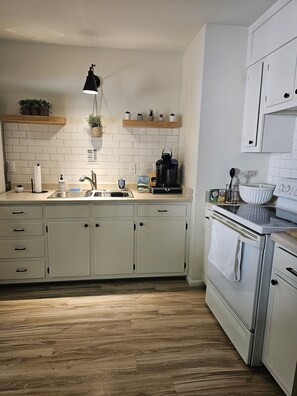 Fridge, oven, stovetop, coffee/tea maker