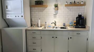 Kühlschrank, Ofen, Herdplatte, Wasserkocher mit Kaffee-/Teezubehör