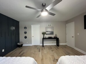 2 habitaciones, escritorio y tabla de planchar con plancha 